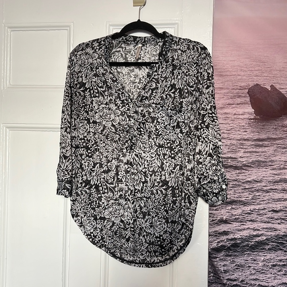 3/4 sleeve front pocket floral b&w blouse